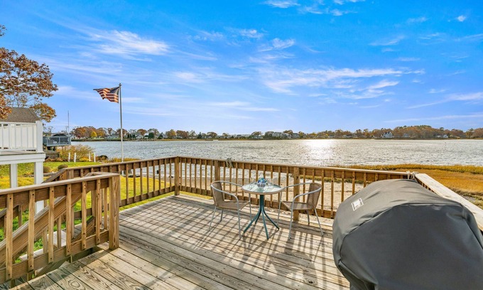 Wareham Center Maison | Beach Pass-Charming Waterfront Cottage in Wareham
