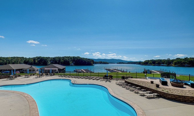 Smith Mountain Lake Copropriété | Beach + Pool Access: Smith Mountain Lake Getaway!
