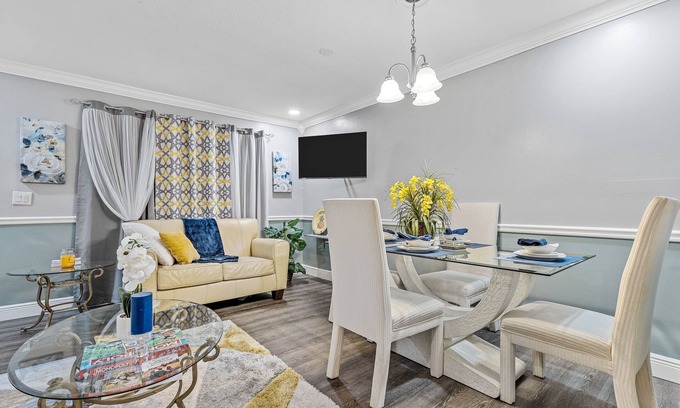 Pineapple Grove Arts District Copropriété | 🌟Beach Retreat in Downtown Delray🌟King Bed 🌟Fast Wi-Fi🌟 Free Parking🌟
