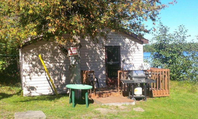 Cloyne Station Balnéaire | Beachcabine Side Dans North Frontenac