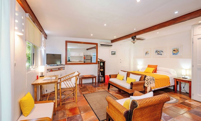 Palm Beach Estates Appartement | Beach Studio Private yard 3 minutes walk to beach Bicycle Boogie + Surfboard