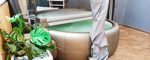 Ashkelon Appartement | Beach Suite Israel- Private Jacuzzi Garden Suite & Gym, 3 Min Walk To Beach ביץ סוייט ישראל- ג'קוזי פרטי בגינה 3 דקות הליכה לים וחדר כושר