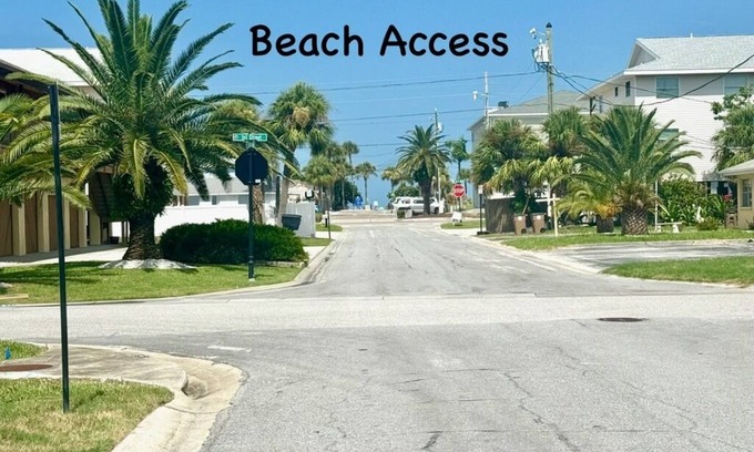 Indian Rocks Beach Maison | Beach Time Duplex A 1 blk from bch, pool Hot Tub