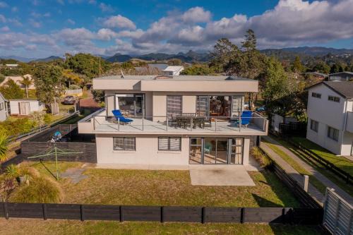 Pauanui Maison | Beach View Bliss - Pauanui Holiday Home