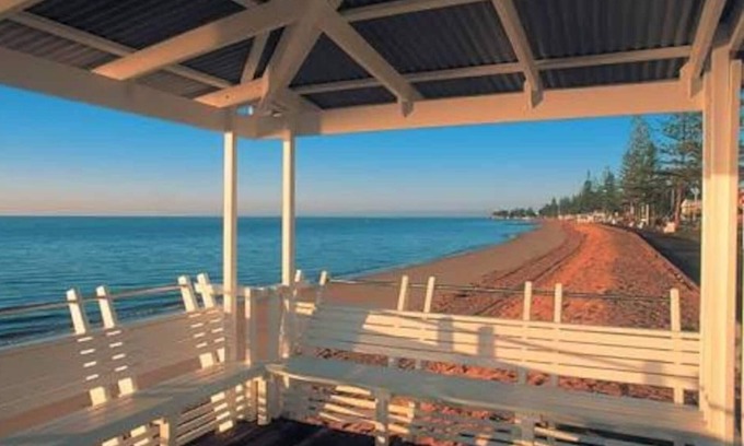 Margate Maison | Perfect Position Trendy Private Street level Townhouse Suttons Beach Sea Views