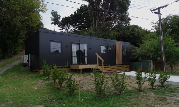 Raumati South Maison | Beach Village retreat 5Min Walk to Beach & 2-Min to Village w/Cafes & Live Music