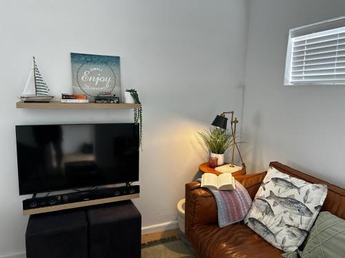 Kleinmond Appartement | BEACHees - cute central cottage
