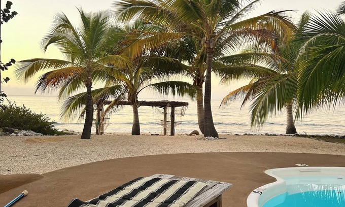 West End Appartement | Beachfront 2-bdr 2-bath "Sunshine Aloha Suite" 100 ft from the Ocean with Pool!