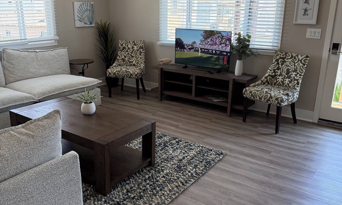 Old Towne Appartement | Beachfront 2-bed, 2-bath unit with AC in Seal Beach