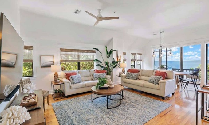 Jose's Hideaway Maison | Beachfront🌊3 KING suites & bunk room🛏️Pet Friendly🐾