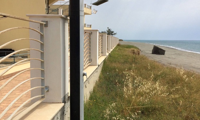 Brancaleone Appartement | Appartement Beachfront en position de premier choix avec toit-terrasse, balcon et patio.