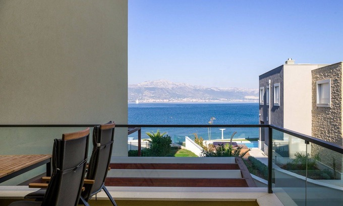 Slatine Appartement | Beachfront Apartment Lemonade VIII
