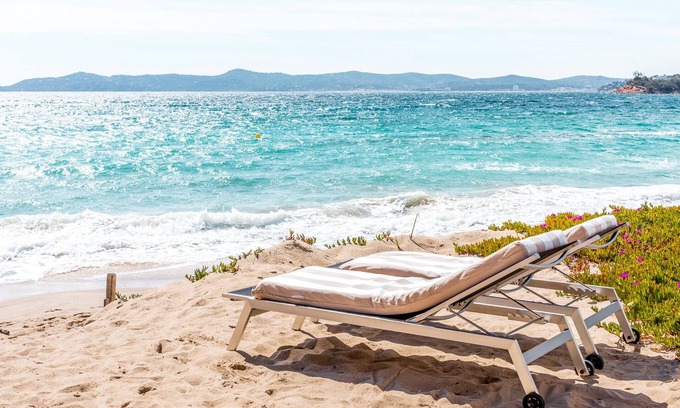 Cavaliere Beach Villa | Villa sur la plage , pieds dans l'eau avec terrasse sur le sable climatisation