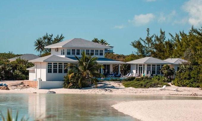 William's Town Maison | BEACHFRONT! Best Location on Private Lazy River Sand Bar. Always Calm Water!