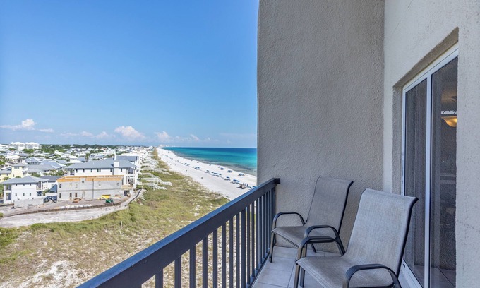 Sunnyside Copropriété | Beachfront Bliss: 3BR/3BA Condo with Balcony & Pools at Pinnacle Port