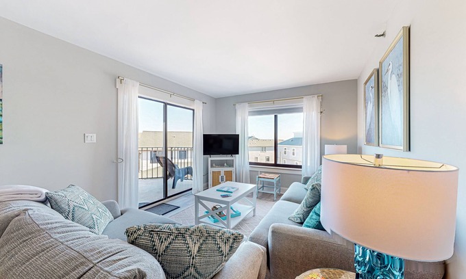 Wrightsville Beach Copropriété | Beachfront condo with on-site pool, ocean view, & private balcony