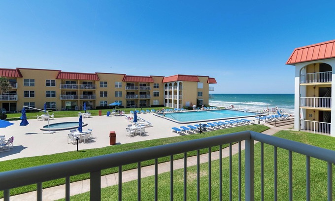 Point East Copropriété | BEACHFRONT CONDO 2/2 Beautiful views on the no Drive Beach