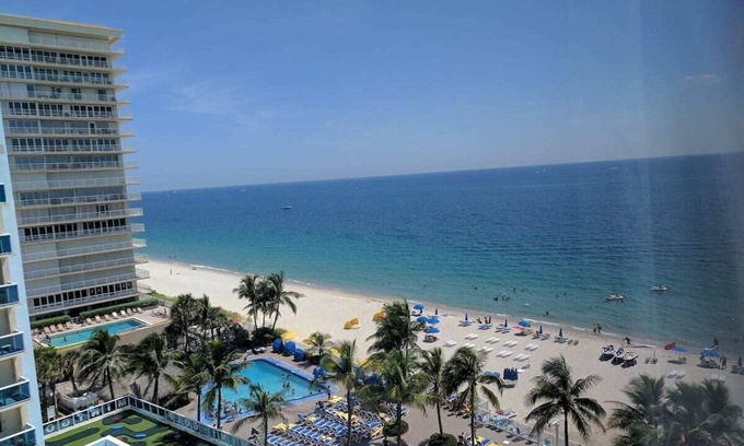 Barrier Island Copropriété | BEACHFRONT CONDO !! ...2BR/2 Baths....GREAT LOCATION !!