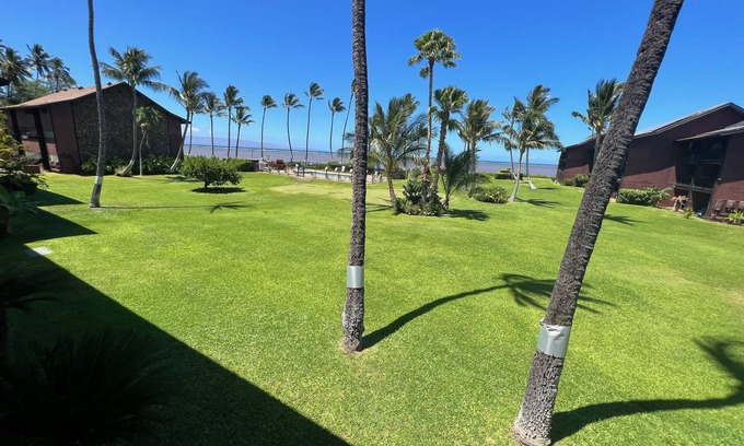 Kaunakakai Copropriété | Beachfront condo, completely remodeled in a serene setting with views of Lanai!