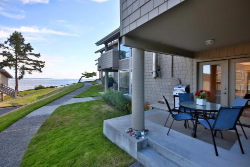 Freeland Maison | Beachfront Condo - Mutiny Bay by AvantStay Views