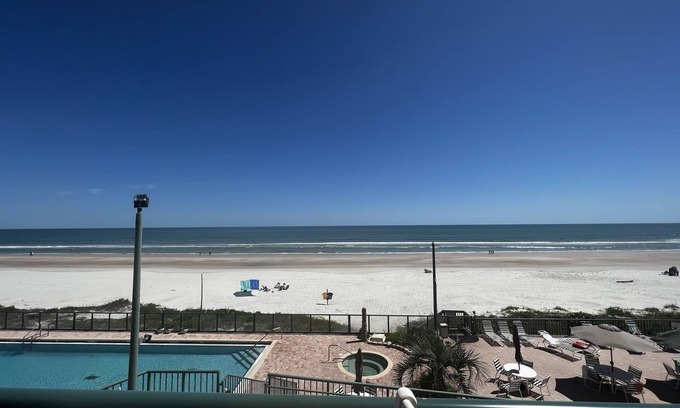 Ponce Terrace Copropriété | Beachfront condo with plenty of space