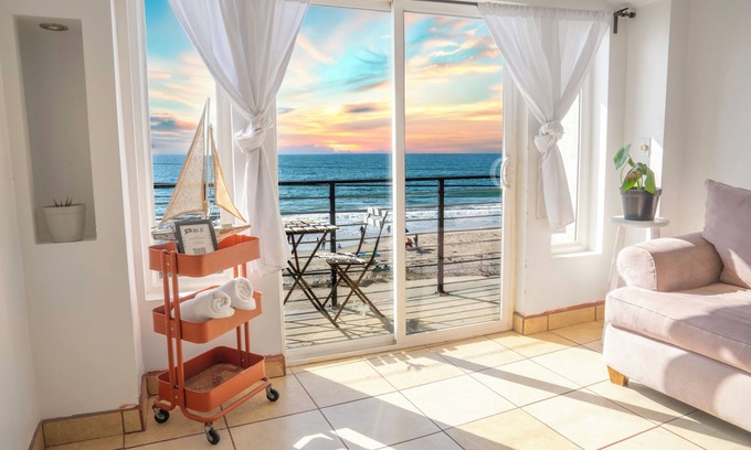 Costa Appartement | BEACHFRONT Cozy 1 Bdr Apt