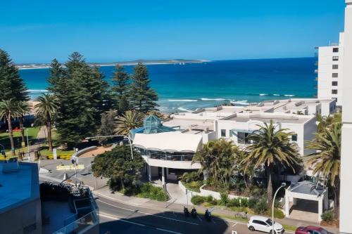 Cronulla Appartement | Beachfront Cronulla Getaway with Ocean Views & Spa
