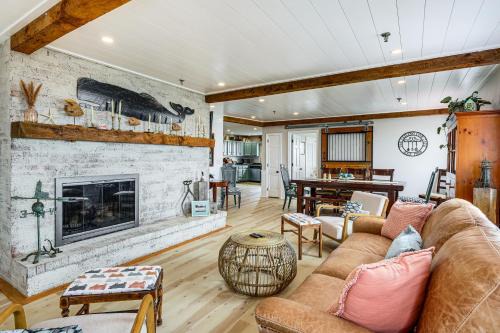Dennis Port Appartement | Beachfront Dennis Condo with Patio, Dogs Welcome
