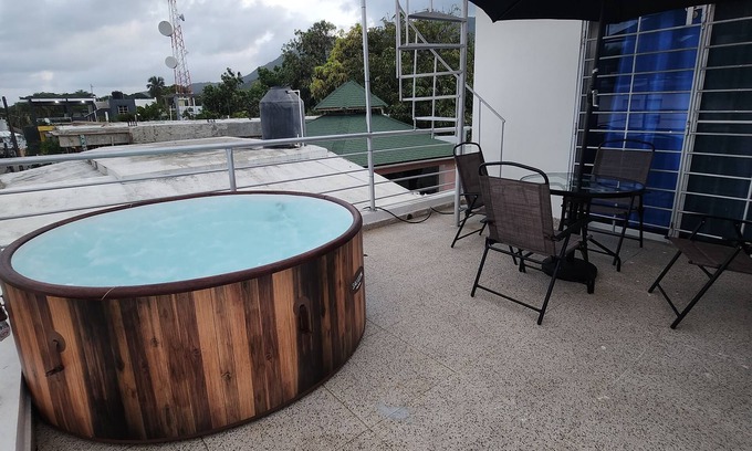 Paraiso Appartement | Beachfront Duplex Apt+Private Jacuzzi+2 QBed+2bath+AC+Wifi+HotWater+Pet Friendly