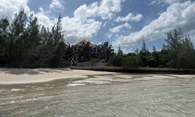 Green Turtle Cay Maison | Beachfront Estate on Coco Bay , sleeps up to 17 guests , star-link internet