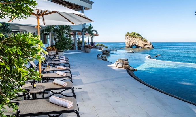 South Shore Hotel Area Villa | Domaine en bord de mer avec coucher de soleil sur le célèbre Los Arcos de Puerto Vallarta