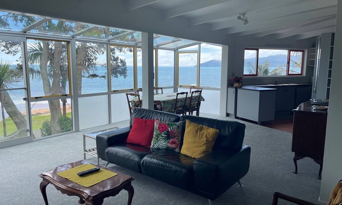 Doubtless Bay Appartement | Beachfront Holiday for you! 2 bedroom sleeps up to 5 Pet Friendly Nautilus House