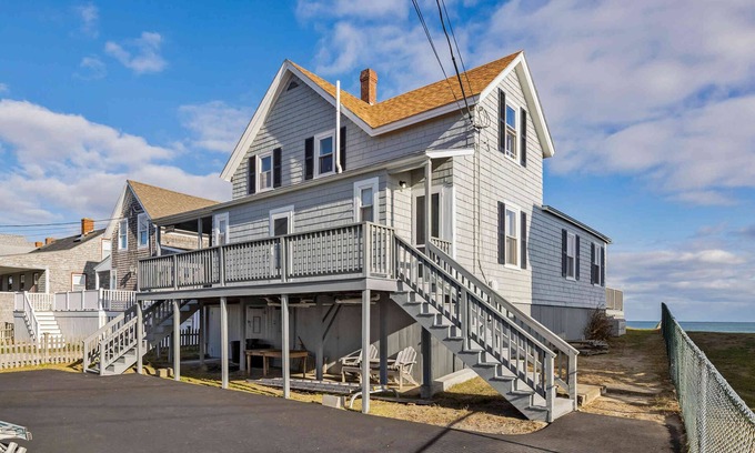 Wells Beach Maison | BEACHFRONT HOME-BREATHTAKING 180 DEGREE OCEAN SUNRISES & SUNSETS: 5/5-5/9 OPEN