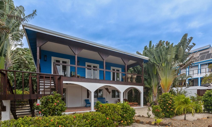 Caribbean Way Maison | Villa en bord de mer avec vue sur la mer, véranda et quai / hamacs partagés!