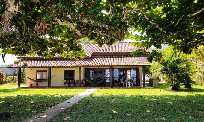 Pereque-Mirim Maison | Beachfront house in Enseada Ubatuba, with the best sea view.