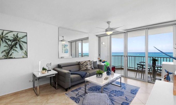 Isla Verde Copropriété | Beachfront King Bed Washer/D Walk Everywhere