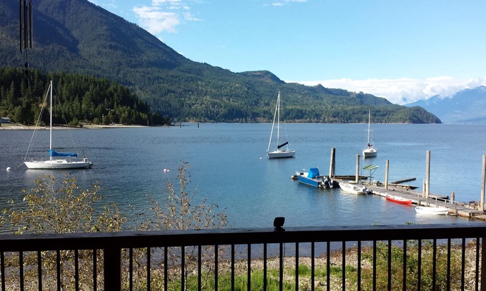 Proctor Maison | Au bord de lac Kootenay en Colombie-Britannique