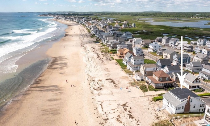 Wells Beach Maison | Beachfront, LOTS of Parking, 4 Bedroom /2 Bathrooms /Sleeps 8+
