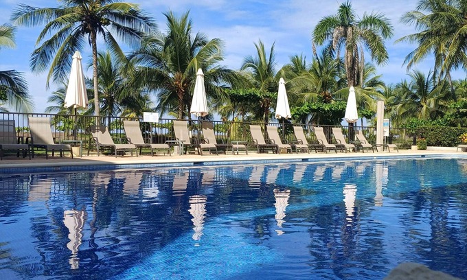 Barrio Los Villalobos Copropriété | Beachfront Luxury Condo with Direct Access to the Beach, 3 BR, 2 Baths, Balcony!