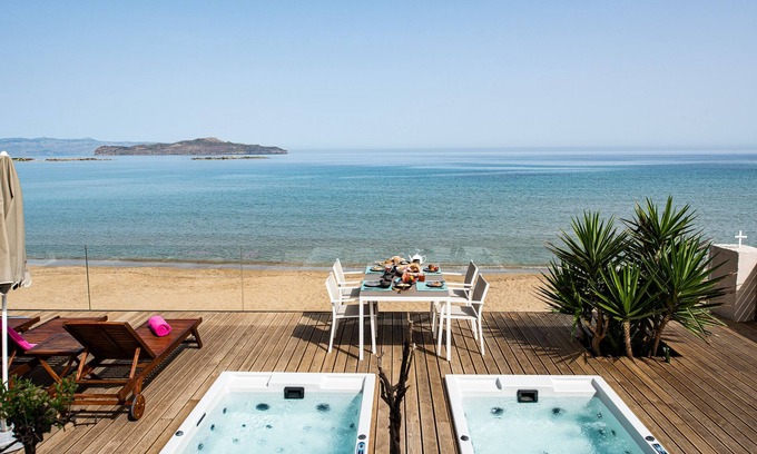 Agii Apostoli Villa | Villa de luxe en bord de mer avec bain à remous et vue sur le coucher du soleil
