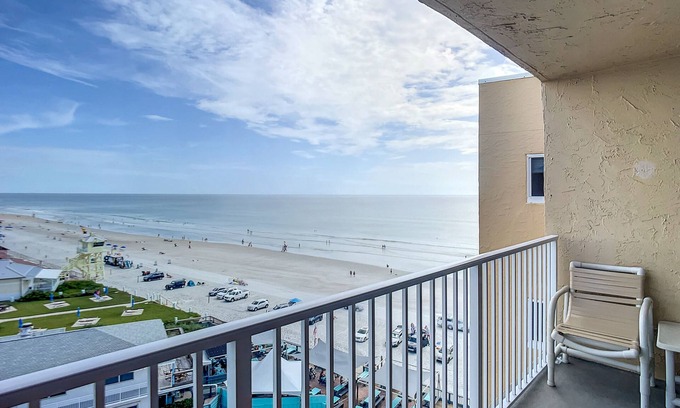 Horton Shores Copropriété | Beachfront Oceanview Unit - Pool & BBQ, Steps to Flagler