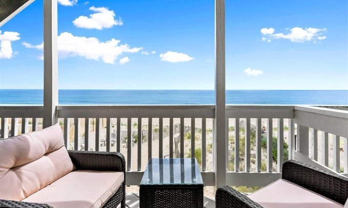 Salisbury Beach Copropriété | Beachfront | Panoramic Views | "Oceanfront Oasis"