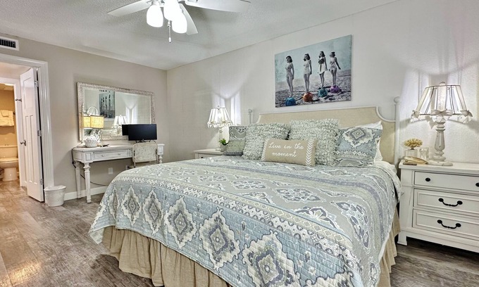 Indian Shores Copropriété | Beachfront Paradise, Retro Twist, Exquisite Views, Private Entrance, EV Car Charger!