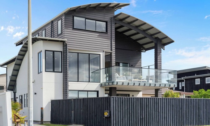 Papamoa Beach Maison | Beachfront Paradise - Papamoa Beach Holiday Home