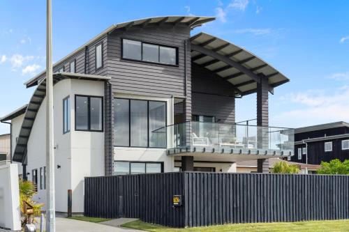 Papamoa Beach Maison | Beachfront Paradise - Papamoa Beach Holiday Home