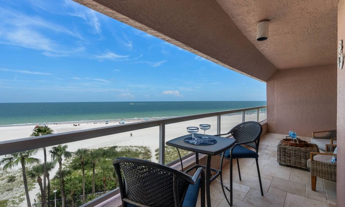 Sand Key Copropriété | Beachfront Paradise! Amazing View! Pools, Hot Tub, Free Parking ~ 6B Crescent Beach Club