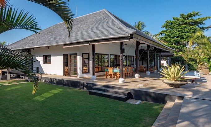 Dencarik Villa | Villa Lovina Beach 1 - Villa en bord de mer avec piscine: dîner de bienvenue gratuit + petit-déjeuner!