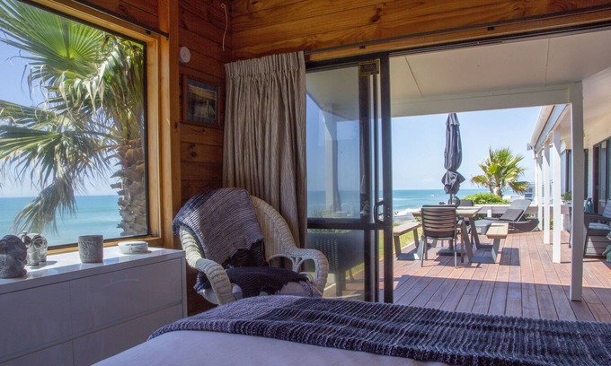 Pukehina Maison | Retraite de couple avec vue panoramique depuis la chambre.
