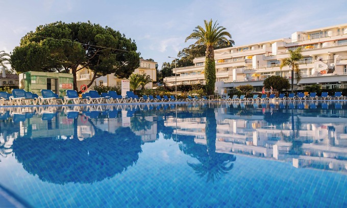 Areias de Sao Joao Hôtel | Beachfront Retreat! Serene Spa Retreat in Praia da Oura, Terrace Room | 3 Units