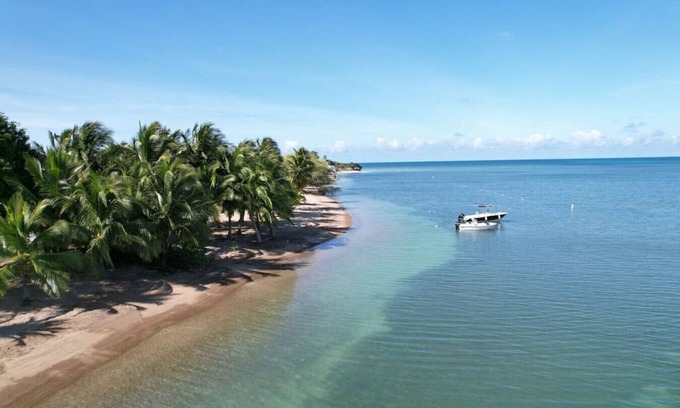 El Combate Cabine | Beachfront Rustic Cabin by Sunset Village - Orange